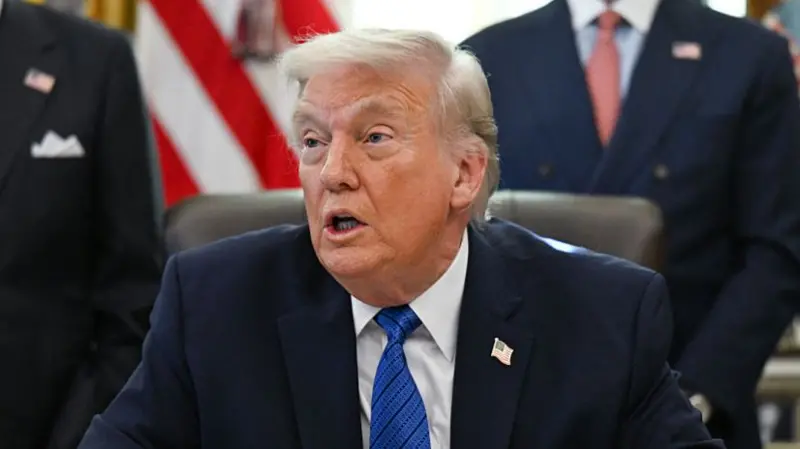 अमेरिका के राष्ट्रपति डोनाल्ड ट्रंप ने कहा है कि यूक्रेनी राष्ट्रपति वोलोदिमीर ज़ेलेंस्की और रूसी राष्ट्रपति व्लादिमीर पुतिन के आपसी नफ़रत के कारण रूस-यूक्रेन युद्ध को ख़त्म करना मुश्किल हो रहा है. शुक्रवार को एक प्रेस वार्ता में ट्रंप से रूस-यूक्रेन के बीच समझौते से जुड़ा सवाल किया गया था. इस पर ट्रंप ने जवाब दिया, "हम कोशिश कर रहे हैं. मैंने आठ युद्ध खत्म कराए हैं, मुझे लगता था कि वे सभी (युद्ध) शायद इस युद्ध (रूस-यूक्रेन) से ज़्यादा मुश्किल होंगे." "लेकिन ज़ेलेंस्की और पुतिन एक-दूसरे से नफ़रत करते हैं और इससे यह (रूस-यूक्रेन युद्ध ख़त्म कराना) बहुत मुश्किल हो जाता है, लेकिन मुझे लगता है कि हम समझौते के बहुत करीब पहुंच रहे हैं."