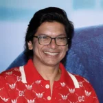 संगीतकार एआर रहमान के फ़िल्म इंडस्ट्री में काम और 'भेदभाव' से जुड़े बयान पर गायक शान ने प्रतिक्रिया दी है. शान ने कहा, "जहां तक काम न मिलने की बात है तो मैं आपको सामने खड़ा हूं. मैं इतने सालों में इतना कुछ गाया हूं, मुझे भी काम नहीं मिल रहा." "लेकिन मैं इसको लेकर बहुत नहीं सोचता, क्योंकि मुझे नहीं लगता कि कुछ पर्सनल बात होती है. सबकी अपनी-अपनी सोच होती है, अपनी-अपनी पसंद होती है. हमें कितना काम मिलना चाहिए, ये हमारे हाथ में नहीं है." शान ने एआर रहमान के काम की तारीफ़ भी की. उन्होंने कहा कि एआर रहमान एक कमाल के कंपोज़र हैं और उनका काम करने का एक अलग अंदाज़ है. शान ने फ़िल्म और म्यूज़िक इंडस्ट्री में किसी 'सांप्रदायिक या अल्पसंख्यक पहलू' के होने से इनकार किया है. उन्होंने कहा, "मुझे नहीं लगता कि संगीत में कोई सांप्रदायिक या अल्पसंख्यक पहलू होता है. अगर ऐसी बात होती तो हमारे जो तीनों सुपरस्टार तीस साल से हैं, वे भी अल्पसंख्यक हैं लेकिन क्या उनके फैंस किसी से कम हैं? वे तो बढ़ते ही जा रहे हैं." शान ने कहा कि सभी को अच्छा काम करते रहना चाहिए और इन सब चीज़ों के बारे में नहीं सोचना चाहिए. एआर रहमान ने बीते दिनों बीबीसी एशियन नेटवर्क को इंटरव्यू दिया है. इस इंटरव्यू में उन्होंने कहा, "...अब उन लोगों के हाथों में फ़ैसले लेने की ताक़त है जो क्रिएटिव नहीं हैं और यह सांप्रदायिक चीज़ भी हो सकती है, लेकिन मेरे साथ सीधे तौर पर ऐसा नहीं हुआ. मैंने बस इधर-उधर से बातें सुनी हैं...." काम को लेकर एआर रहमान ने कहा, "...मैं काम की तलाश में नहीं रहता. मैं चाहता हूं कि काम मेरे पास खुद आए. मैं जो भी करता हूं, उसकी सच्चाई और ईमानदारी से मुझे काम मिले, न कि मैं उसे ढूंढता फिरूं..."