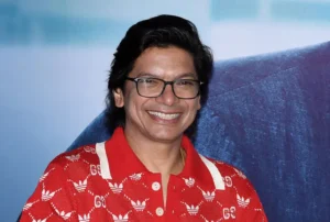 संगीतकार एआर रहमान के फ़िल्म इंडस्ट्री में काम और 'भेदभाव' से जुड़े बयान पर गायक शान ने प्रतिक्रिया दी है. शान ने कहा, "जहां तक काम न मिलने की बात है तो मैं आपको सामने खड़ा हूं. मैं इतने सालों में इतना कुछ गाया हूं, मुझे भी काम नहीं मिल रहा." "लेकिन मैं इसको लेकर बहुत नहीं सोचता, क्योंकि मुझे नहीं लगता कि कुछ पर्सनल बात होती है. सबकी अपनी-अपनी सोच होती है, अपनी-अपनी पसंद होती है. हमें कितना काम मिलना चाहिए, ये हमारे हाथ में नहीं है." शान ने एआर रहमान के काम की तारीफ़ भी की. उन्होंने कहा कि एआर रहमान एक कमाल के कंपोज़र हैं और उनका काम करने का एक अलग अंदाज़ है. शान ने फ़िल्म और म्यूज़िक इंडस्ट्री में किसी 'सांप्रदायिक या अल्पसंख्यक पहलू' के होने से इनकार किया है. उन्होंने कहा, "मुझे नहीं लगता कि संगीत में कोई सांप्रदायिक या अल्पसंख्यक पहलू होता है. अगर ऐसी बात होती तो हमारे जो तीनों सुपरस्टार तीस साल से हैं, वे भी अल्पसंख्यक हैं लेकिन क्या उनके फैंस किसी से कम हैं? वे तो बढ़ते ही जा रहे हैं." शान ने कहा कि सभी को अच्छा काम करते रहना चाहिए और इन सब चीज़ों के बारे में नहीं सोचना चाहिए. एआर रहमान ने बीते दिनों बीबीसी एशियन नेटवर्क को इंटरव्यू दिया है. इस इंटरव्यू में उन्होंने कहा, "...अब उन लोगों के हाथों में फ़ैसले लेने की ताक़त है जो क्रिएटिव नहीं हैं और यह सांप्रदायिक चीज़ भी हो सकती है, लेकिन मेरे साथ सीधे तौर पर ऐसा नहीं हुआ. मैंने बस इधर-उधर से बातें सुनी हैं...." काम को लेकर एआर रहमान ने कहा, "...मैं काम की तलाश में नहीं रहता. मैं चाहता हूं कि काम मेरे पास खुद आए. मैं जो भी करता हूं, उसकी सच्चाई और ईमानदारी से मुझे काम मिले, न कि मैं उसे ढूंढता फिरूं..."