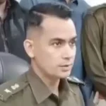 राजस्थान की नागौर पुलिस ने विस्फोटक अधिनियम के तहत एक बड़े अभियान में बड़ी मात्रा में विस्फोटक सामग्री बरामद की और एक अभियुक्त को गिरफ़्तार किया. नागौर के पुलिस अधीक्षक मृदुल कच्छावा ने कहा कि खु़फ़िया जानकारी के आधार पर ज़िले में यह ऑपरेशन किया गया. पुलिस ने 10 हज़ार किलो अमोनियम नाइट्रेट के साथ बड़ी मात्रा में डेटोनेटर, डेटोनेशन वायर और अन्य खनन संबंधी विस्फोटक सामग्री भी ज़ब्त की. प्रेस कॉन्फ्रेंस में एसपी कच्छावा ने रविवार को बताया, "काफ़ी समय से नागौर पुलिस को खु़फ़िया जानकारी मिल रही थी कि ज़िले में बड़ी मात्रा में विस्फोटक सामग्री का भंडारण किया जा रहा है." उन्होंने कहा, "सूचना मिलने के बाद इस पर जानकारी जुटाई गई. कार्रवाई में एक व्यक्ति को गिरफ़्तार किया गया है, जिसका नाम सुलेमान ख़ान है." "मामले में विस्फोटक अधिनियम और संगठित अपराध के तहत केस दर्ज किया गया. साइट से बड़ी मात्रा में विस्फोटक बरामद हुए." पुलिस के अनुसार अभियुक्त सुलेमान खान हर्सोरे का निवासी है और अपने फार्महाउस में विस्फोटक सामग्री इकट्ठा कर रहा था. उन्होंने कहा, "कुल 10 हज़ार किलो अमोनियम नाइट्रेट जब्त किया गया. बड़ी मात्रा में डेटोनेटर, डेटोनेशन वायर और अन्य खनन संबंधी विस्फोटक सामग्री भी बरामद हुई. सुलेमान ख़ान हर्सोरे का निवासी है और अपने फार्महाउस में स्टॉक रख रहा था."