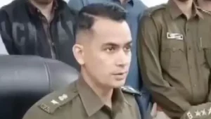 राजस्थान की नागौर पुलिस ने विस्फोटक अधिनियम के तहत एक बड़े अभियान में बड़ी मात्रा में विस्फोटक सामग्री बरामद की और एक अभियुक्त को गिरफ़्तार किया. नागौर के पुलिस अधीक्षक मृदुल कच्छावा ने कहा कि खु़फ़िया जानकारी के आधार पर ज़िले में यह ऑपरेशन किया गया. पुलिस ने 10 हज़ार किलो अमोनियम नाइट्रेट के साथ बड़ी मात्रा में डेटोनेटर, डेटोनेशन वायर और अन्य खनन संबंधी विस्फोटक सामग्री भी ज़ब्त की. प्रेस कॉन्फ्रेंस में एसपी कच्छावा ने रविवार को बताया, "काफ़ी समय से नागौर पुलिस को खु़फ़िया जानकारी मिल रही थी कि ज़िले में बड़ी मात्रा में विस्फोटक सामग्री का भंडारण किया जा रहा है." उन्होंने कहा, "सूचना मिलने के बाद इस पर जानकारी जुटाई गई. कार्रवाई में एक व्यक्ति को गिरफ़्तार किया गया है, जिसका नाम सुलेमान ख़ान है." "मामले में विस्फोटक अधिनियम और संगठित अपराध के तहत केस दर्ज किया गया. साइट से बड़ी मात्रा में विस्फोटक बरामद हुए." पुलिस के अनुसार अभियुक्त सुलेमान खान हर्सोरे का निवासी है और अपने फार्महाउस में विस्फोटक सामग्री इकट्ठा कर रहा था. उन्होंने कहा, "कुल 10 हज़ार किलो अमोनियम नाइट्रेट जब्त किया गया. बड़ी मात्रा में डेटोनेटर, डेटोनेशन वायर और अन्य खनन संबंधी विस्फोटक सामग्री भी बरामद हुई. सुलेमान ख़ान हर्सोरे का निवासी है और अपने फार्महाउस में स्टॉक रख रहा था."