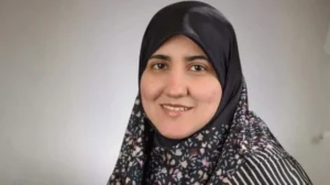 अमेरिका के अटलांटा स्थित एमोरी विश्वविद्यालय ने ईरान की सुप्रीम नेशनल सिक्योरिटी काउंसिल के सेक्रेटरी अली लारीजानी की बेटी को निष्कासित कर दिया है. विश्वविद्यालय के एक फैकल्टी सदस्य ने बीबीसी पर्शियन को इसकी पुष्टि की है. फ़ातिमा अर्देशिर लारीजानी अटलांटा स्थित एमोरी विश्वविद्यालय के कैंसर अनुसंधान विभाग में कार्यरत थीं. बीते कुछ समय से ईरानी सरकार के विरोधी विश्वविद्यालय परिसर के बाहर प्रदर्शन कर रहे थे और फ़ातिमा को बर्ख़ास्त करने की मांग कर रहे थे. गुरुवार को जॉर्जिया से अमेरिकी प्रतिनिधि अर्ल कार्टर ने विश्वविद्यालय प्रशासन को पत्र लिखकर फ़ातिमा लारीजानी को बर्ख़ास्त करने और उनका मेडिकल लाइसेंस रद्द करने की मांग की थी. जनवरी 2025 में अमेरिका ने ईरान में सरकार विरोधी प्रदर्शनों को दबाने में भूमिका और ‘शैडो बैंकिंग’ नेटवर्क और तेल राजस्व की मनी लॉन्ड्रिंग से जुड़ी गतिविधियों के आरोपों के चलते अली लारीजानी को प्रतिबंध सूची में शामिल किया था. इस बीच, विदेशों में रहने वाले ईरानियों ने ईरान में चल रहे राष्ट्रव्यापी विरोध प्रदर्शनों के समर्थन में कई देशों में प्रदर्शन किए हैं और वहां की सरकारों से ईरानी शासन से जुड़े लोगों को निष्कासित करने की मांग की है.