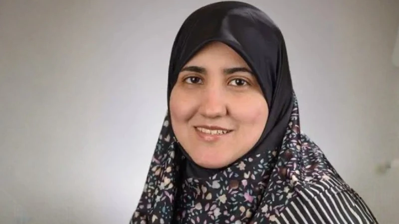 अमेरिका के अटलांटा स्थित एमोरी विश्वविद्यालय ने ईरान की सुप्रीम नेशनल सिक्योरिटी काउंसिल के सेक्रेटरी अली लारीजानी की बेटी को निष्कासित कर दिया है. विश्वविद्यालय के एक फैकल्टी सदस्य ने बीबीसी पर्शियन को इसकी पुष्टि की है. फ़ातिमा अर्देशिर लारीजानी अटलांटा स्थित एमोरी विश्वविद्यालय के कैंसर अनुसंधान विभाग में कार्यरत थीं. बीते कुछ समय से ईरानी सरकार के विरोधी विश्वविद्यालय परिसर के बाहर प्रदर्शन कर रहे थे और फ़ातिमा को बर्ख़ास्त करने की मांग कर रहे थे. गुरुवार को जॉर्जिया से अमेरिकी प्रतिनिधि अर्ल कार्टर ने विश्वविद्यालय प्रशासन को पत्र लिखकर फ़ातिमा लारीजानी को बर्ख़ास्त करने और उनका मेडिकल लाइसेंस रद्द करने की मांग की थी. जनवरी 2025 में अमेरिका ने ईरान में सरकार विरोधी प्रदर्शनों को दबाने में भूमिका और ‘शैडो बैंकिंग’ नेटवर्क और तेल राजस्व की मनी लॉन्ड्रिंग से जुड़ी गतिविधियों के आरोपों के चलते अली लारीजानी को प्रतिबंध सूची में शामिल किया था. इस बीच, विदेशों में रहने वाले ईरानियों ने ईरान में चल रहे राष्ट्रव्यापी विरोध प्रदर्शनों के समर्थन में कई देशों में प्रदर्शन किए हैं और वहां की सरकारों से ईरानी शासन से जुड़े लोगों को निष्कासित करने की मांग की है.