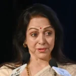 अभिनेत्री और सांसद हेमा मालिनी ने अपने दिवंगत पति और मशहूर अभिनेता धर्मेंद्र को मरणोपरांत पद्म विभूषण से सम्मानित किए जाने पर प्रतिक्रिया दी है. पद्म विभूषण देश का दूसरा सबसे बड़ा नागरिक सम्मान है. हेमा मालिनी ने सोशल मीडिया प्लेटफॉर्म एक्स पर अपनी भावनाएं साझा करते हुए इस सम्मान के लिए खुशी और आभार जताया. उन्होंने लिखा, "मुझे बहुत गर्व है कि सरकार ने धर्म जी के फ़िल्म इंडस्ट्री में दिए गए अपार योगदान को पहचानते हुए उन्हें प्रतिष्ठित पद्म विभूषण सम्मान दिया है." उनके साथ ही चार अन्य लोगों को भी पद्म विभूषण दिए जाने का एलान हुआ है. इस बार 13 लोगों को पद्म भूषण पुरस्कार की घोषणा हुई है, जबकि 113 लोगों को पद्म श्री पुरस्कार दिया गया है. धर्मेंद्र के साथ ही सुप्रीम कोर्ट के पूर्व न्यायाधीश केटी थॉमस, वायलिन वादक एन राजम, साहित्य और शिक्षा के क्षेत्र से जुड़े पी नारायणन और केरल के पूर्व मुख्यमंत्री वीएस अच्युतानंदन को पद्म विभूषण दिया जाएगा.