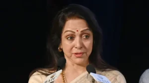 अभिनेत्री और सांसद हेमा मालिनी ने अपने दिवंगत पति और मशहूर अभिनेता धर्मेंद्र को मरणोपरांत पद्म विभूषण से सम्मानित किए जाने पर प्रतिक्रिया दी है. पद्म विभूषण देश का दूसरा सबसे बड़ा नागरिक सम्मान है. हेमा मालिनी ने सोशल मीडिया प्लेटफॉर्म एक्स पर अपनी भावनाएं साझा करते हुए इस सम्मान के लिए खुशी और आभार जताया. उन्होंने लिखा, "मुझे बहुत गर्व है कि सरकार ने धर्म जी के फ़िल्म इंडस्ट्री में दिए गए अपार योगदान को पहचानते हुए उन्हें प्रतिष्ठित पद्म विभूषण सम्मान दिया है." उनके साथ ही चार अन्य लोगों को भी पद्म विभूषण दिए जाने का एलान हुआ है. इस बार 13 लोगों को पद्म भूषण पुरस्कार की घोषणा हुई है, जबकि 113 लोगों को पद्म श्री पुरस्कार दिया गया है. धर्मेंद्र के साथ ही सुप्रीम कोर्ट के पूर्व न्यायाधीश केटी थॉमस, वायलिन वादक एन राजम, साहित्य और शिक्षा के क्षेत्र से जुड़े पी नारायणन और केरल के पूर्व मुख्यमंत्री वीएस अच्युतानंदन को पद्म विभूषण दिया जाएगा.