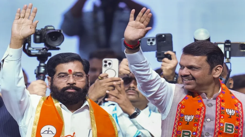 शिंदे का होटल 'GAME' ऑन महायुति में मेयर पद को लेकर तेज हुई खींचतान के बीच डिप्टी सीएम एकनाथ शिंदे ने अपने सभी पार्षदों से मुलाकात की। एकनाथ शिंदे ने मुंबई के होटल ताज लैंड्स एंड में अपने पार्षदों से मुलाकात की। एकनाथ शिंदे ने साफ कर दिया है कि बीएमसी का मेयर महायुति का होगा। साथ ही बाड़ेबंदी पर जब उनसे सवाल किया गया तो उन्होंने कहा कि नए लोग चुनकर आए हैं इसलिए उनके मार्गदर्शन के लिए उन्हें एक साथ रखा गया है और उनकी मुलाकात भी मार्गदर्शन के लिए ही थी। BJP नेतृत्व को क्या संदेश देने की कोशिश? बता दें कि यह शिंदे गुट की तरफ से बीजेपी नेतृत्व को यह संदेश देने की कोशिश है कि वे सिर्फ संख्या नहीं, सत्ता साझेदार हैं। 29 पार्षद सत्ता बनाने में निर्णायक नहीं हैं, लेकिन सत्ता के संतुलन में उनकी भूमिका शून्य भी नहीं है। जानकार मानते हैं कि शिंदे गुट को पहले से पता है कि ढाई-ढाई साल का मेयर फॉर्मूला या मुंबई स्टैंडिंग कमिटी चेयरमैन बीजेपी कभी स्वीकार नहीं करेगी। फिर भी ये प्रस्ताव रखे जा रहे हैं क्योंकि यह नेगोशिएशन का नहीं, नैरेटिव का खेल है। शिंदे गुट अपने कैडर और विधायकों को यह दिखाना चाहता है कि हमने कोशिश की, दबाव बनाया, लेकिन जनादेश बड़ा था। क्या है शिंदे गुट की असली चिंता? शिंदे गुट की असली चिंता मुंबई नहीं, ठाणे है। वह इलाका जिसे एकनाथ शिंदे की राजनीतिक राजधानी माना जाता है। संभावित डील का अंदरूनी फॉर्मूला यही माना जा रहा है- मुंबई में मेयर, सत्ता का चेहरा बीजेपी और ठाणे में मेयर व स्टैंडिंग कमिटी पूरी तरह शिवसेना (शिंदे)। मुंबई का मेयर कौन? बीजेपी- 89 पार्षद शिवसेना- 29 पार्षद NCP- 03 पार्षद कुल- 121 पार्षद मेयर के लिए चाहिए- 114 पार्षद क्या संकेत दे रही फडणवीस की चुप्पी? देवेंद्र फडणवीस की अब तक की भूमिका पर ध्यान दें - कोई सार्वजनिक बयान नहीं, कोई प्रतिक्रिया नहीं, कोई काउंटर नहीं। यह राजनीतिक चुप्पी दरअसल यह संकेत देती है कि फैसला पहले ही तय है, सिर्फ समय बाकी है। राजनीतिक विशेषज्ञ मानते हैं कि फडणवीस किसी भी तरह की रिसॉर्ट या प्रेशर पॉलिटिक्स को वैधता नहीं देना चाहते। तीसरे कोण से खेल रही उद्धव की शिवसेना वहीं, उद्धव ठाकरे की शिवसेना (UBT) की एंट्री सिर्फ खेल बिगाड़ने की कोशिश मात्र है। इस पूरे घटनाक्रम में शिवसेना (UBT) तीसरे कोण से खेल रही है। सूत्रों के मुताबिक, यूबीटी के 65 पार्षद सदन से अनुपस्थित रह सकते हैं। अगर ऐसा होता है तो बीजेपी अपने 89 पार्षदों के दम पर अकेले मेयर चुन सकती है और शिंदे गुट की सौदेबाजी पूरी तरह निष्प्रभावी हो सकती है। मुंबई को कब तक मिल पाएगा मेयर? हालांकि बाहर से यह पूरा मामला शक्ति-संघर्ष लगता है, लेकिन अंदरखाने जानकार एकमत हैं कि कोई दरार नहीं है, कोई सत्ता संकट नहीं है, सिर्फ पोस्टिंग और पोजिशनिंग का खेल है। जानकारों के मुताबिक बीजेपी मुंबई में मेयर बनाएगी। शिंदे गुट ठाणे में संतुष्ट होगा। बीएमसी की यह राजनीति न तो रिसॉर्ट की है, न ही बगावत की। यह मैनेज्ड पॉलिटिक्स है जहां हर कदम, हर चुप्पी और हर देरी एक पहले से तय स्क्रिप्ट का हिस्सा है। अब बस औपचारिक ऐलान बाकी है - देवेंद्र फडणवीस की दावोस से वापसी के बाद।