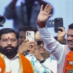 शिंदे का होटल 'GAME' ऑन महायुति में मेयर पद को लेकर तेज हुई खींचतान के बीच डिप्टी सीएम एकनाथ शिंदे ने अपने सभी पार्षदों से मुलाकात की। एकनाथ शिंदे ने मुंबई के होटल ताज लैंड्स एंड में अपने पार्षदों से मुलाकात की। एकनाथ शिंदे ने साफ कर दिया है कि बीएमसी का मेयर महायुति का होगा। साथ ही बाड़ेबंदी पर जब उनसे सवाल किया गया तो उन्होंने कहा कि नए लोग चुनकर आए हैं इसलिए उनके मार्गदर्शन के लिए उन्हें एक साथ रखा गया है और उनकी मुलाकात भी मार्गदर्शन के लिए ही थी। BJP नेतृत्व को क्या संदेश देने की कोशिश? बता दें कि यह शिंदे गुट की तरफ से बीजेपी नेतृत्व को यह संदेश देने की कोशिश है कि वे सिर्फ संख्या नहीं, सत्ता साझेदार हैं। 29 पार्षद सत्ता बनाने में निर्णायक नहीं हैं, लेकिन सत्ता के संतुलन में उनकी भूमिका शून्य भी नहीं है। जानकार मानते हैं कि शिंदे गुट को पहले से पता है कि ढाई-ढाई साल का मेयर फॉर्मूला या मुंबई स्टैंडिंग कमिटी चेयरमैन बीजेपी कभी स्वीकार नहीं करेगी। फिर भी ये प्रस्ताव रखे जा रहे हैं क्योंकि यह नेगोशिएशन का नहीं, नैरेटिव का खेल है। शिंदे गुट अपने कैडर और विधायकों को यह दिखाना चाहता है कि हमने कोशिश की, दबाव बनाया, लेकिन जनादेश बड़ा था। क्या है शिंदे गुट की असली चिंता? शिंदे गुट की असली चिंता मुंबई नहीं, ठाणे है। वह इलाका जिसे एकनाथ शिंदे की राजनीतिक राजधानी माना जाता है। संभावित डील का अंदरूनी फॉर्मूला यही माना जा रहा है- मुंबई में मेयर, सत्ता का चेहरा बीजेपी और ठाणे में मेयर व स्टैंडिंग कमिटी पूरी तरह शिवसेना (शिंदे)। मुंबई का मेयर कौन? बीजेपी- 89 पार्षद शिवसेना- 29 पार्षद NCP- 03 पार्षद कुल- 121 पार्षद मेयर के लिए चाहिए- 114 पार्षद क्या संकेत दे रही फडणवीस की चुप्पी? देवेंद्र फडणवीस की अब तक की भूमिका पर ध्यान दें - कोई सार्वजनिक बयान नहीं, कोई प्रतिक्रिया नहीं, कोई काउंटर नहीं। यह राजनीतिक चुप्पी दरअसल यह संकेत देती है कि फैसला पहले ही तय है, सिर्फ समय बाकी है। राजनीतिक विशेषज्ञ मानते हैं कि फडणवीस किसी भी तरह की रिसॉर्ट या प्रेशर पॉलिटिक्स को वैधता नहीं देना चाहते। तीसरे कोण से खेल रही उद्धव की शिवसेना वहीं, उद्धव ठाकरे की शिवसेना (UBT) की एंट्री सिर्फ खेल बिगाड़ने की कोशिश मात्र है। इस पूरे घटनाक्रम में शिवसेना (UBT) तीसरे कोण से खेल रही है। सूत्रों के मुताबिक, यूबीटी के 65 पार्षद सदन से अनुपस्थित रह सकते हैं। अगर ऐसा होता है तो बीजेपी अपने 89 पार्षदों के दम पर अकेले मेयर चुन सकती है और शिंदे गुट की सौदेबाजी पूरी तरह निष्प्रभावी हो सकती है। मुंबई को कब तक मिल पाएगा मेयर? हालांकि बाहर से यह पूरा मामला शक्ति-संघर्ष लगता है, लेकिन अंदरखाने जानकार एकमत हैं कि कोई दरार नहीं है, कोई सत्ता संकट नहीं है, सिर्फ पोस्टिंग और पोजिशनिंग का खेल है। जानकारों के मुताबिक बीजेपी मुंबई में मेयर बनाएगी। शिंदे गुट ठाणे में संतुष्ट होगा। बीएमसी की यह राजनीति न तो रिसॉर्ट की है, न ही बगावत की। यह मैनेज्ड पॉलिटिक्स है जहां हर कदम, हर चुप्पी और हर देरी एक पहले से तय स्क्रिप्ट का हिस्सा है। अब बस औपचारिक ऐलान बाकी है - देवेंद्र फडणवीस की दावोस से वापसी के बाद।