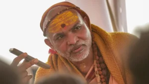 स्वामी अविमुक्तेश्वरानंद सरस्वती ने नोटिस को लेकर क्या कहा? इस मामले पर अपना पक्ष रखने के लिए अविमुक्तेश्वरानंद सरस्वती ने प्रेस क्रॉन्फ्रेंस बुलाई है। इसके अलावा अविमुक्तेश्वरानंद सरस्वती ने कहा है, "प्रशासन ये नहीं तय करेगा कि कौन शंकराचार्य है और कौन नहीं है। भारत के राष्ट्रपति भी शंकराचार्य नहीं तय कर सकते, शंकराचार्य वही हैं, जिनको तीनों शंकराचार्य मानें और 2 पीठ के शंकराचार्य हमको लेकर पिछले माघ मेले में स्नान कर चुके हैं।" स्वामी अविमुक्तेश्वरानंद ने अपने पद की वैधता को लेकर स्पष्ट कहा कि शास्त्रीय परंपरा के अनुसार वही व्यक्ति शंकराचार्य होता है, जिसे अन्य पीठों के शंकराचार्य मान्यता देते हैं। उन्होंने बताया कि शृंगेरी और द्वारका पीठ के शंकराचार्य उन्हें विधिवत स्वीकार करते हैं और पिछले माघ मेले में उनके साथ शाही स्नान भी कर चुके हैं, जबकि पुरी पीठ के शंकराचार्य ने भी उनके विरुद्ध कोई आपत्ति दर्ज नहीं कराई है और सर्वोच्च न्यायालय में दाखिल हलफनामे में भी विरोध का कोई उल्लेख नहीं है। स्वामी अविमुक्तेश्वरानंद ने कहा कि किसी भी प्रशासनिक अधिकारी, मुख्यमंत्री या राष्ट्रपति को यह तय करने का अधिकार नहीं है कि शंकराचार्य कौन है, क्योंकि यह धर्म का आंतरिक विषय है, जिसका निर्णय केवल शंकराचार्य परंपरा के अनुसार ही हो सकता है। उन्होंने स्वयं को ज्योतिष्पीठ का निर्विवाद शंकराचार्य बताते हुए कहा कि जो लोग उनके पद पर सवाल उठा रहे हैं, वे दूषित भावना से प्रेरित हैं और यदि कोई अन्य व्यक्ति स्वयं को शंकराचार्य मानता है तो वह सामने आकर शास्त्रार्थ या खुली चर्चा करे।