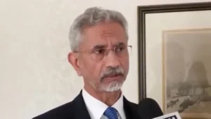 भारत के विदेश मंत्री एस जयशंकर ने बताया है कि 2-4 फ़रवरी के अपने अमेरिका दौरे के दौरान उन्होंने अमेरिकी विदेश मंत्री मार्को रूबियो के साथ द्विपक्षीय बैठक की. न्यूज़ एजेंसी एएनआई की ओर से भारत-अमेरिका व्यापार समझौते पर सवाल किए जाने पर उन्होंने कहा, "यह सीधे तौर पर मेरे साथ नहीं था, क्योंकि इसे वाणिज्य और उद्योग मंत्री पीयूष गोयल संभाल रहे हैं." "प्रधानमंत्री नरेंद्र मोदी और अमेरिकी राष्ट्रपति डोनाल्ड ट्रंप के बीच बातचीत हुई थी, जिसमें से कुछ घोषणाएं हुईं. उसके बाद, जैसा कि हम बात कर रहे हैं, व्यापार बातचीत की डिटेलिंग चल रही है." एस जयशंकर बुधवार को अमेरिका में क्रिटिकल मिनरल्स पर हुई एक बैठक में शामिल हुए. उन्होंने कहा, "मैं यहां (अमेरिका में) क्रिटिकल मिनरल्स मिनिस्ट्रियल में शामिल होने आया हूं, जिसे अमेरिकी विदेश मंत्री मार्को रूबियो और कई देशों ने बुलाया था, लगभग 50 देश यहां थे." "क्रिटिकल मिनरल्स एक बहुत ही महत्वपूर्ण विषय है, अमेरिका कुछ सालों से हमारा पार्टनर रहा है...मेरे लिए, यह एक प्रोडक्टिव और नतीजे देने वाली बैठक थी." अमेरिकी विदेश मंत्री मार्को रूबियो के साथ अपनी मुलाक़ात पर जयशंकर ने कहा, "हमने अपने द्विपक्षीय सहयोग की विस्तार से समीक्षा की. हमारी बातचीत का एक बड़ा हिस्सा द्विपक्षीय मुद्दों पर केंद्रित था." "हमने इंडो-पैसिफिक, पश्चिम एशिया, मध्य पूर्व, ग़ज़ा में क्या हो रहा है, यूक्रेन संघर्ष पर बात की. पश्चिमी गोलार्ध में क्या हो रहा है, इसकी वैश्विक समीक्षा भी हुई. एक तरह से हमने दुनिया और अपने संबंधों पर चर्चा की और यह बहुत खुली बातचीत थी."