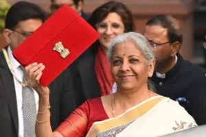 ग्राफ़िक भारत का पहला बजट स्वतंत्र भारत का पहला बजट षणमुगम चेट्टि ने 26 नवंबर 1947 को पेश किया था. हालांकि इसमें सिर्फ़ अर्थव्यवस्था की समीक्षा की गई थी और कोई टैक्स नहीं लगाया गया था. षणमुगम शेट्टी के बाद वित्त मंत्री जॉन मथाई ने पहला संयुक्त-भारत बजट पेश किया था, इसमें रजवाड़ों के तहत आने वाले विभिन्न राज्यों का वित्तीय ब्योरा भी पेश किया गया था. ग्राफ़िक बजट छपने से पहले हलवा सेरेमनी बजट की छपाई की शुरुआत हर साल नॉर्थ ब्लॉक में हलवा सेरेमनी से होती है. वित्त मंत्रालय में एक बड़ी कढ़ाही में हलवा बनाया जाता है. वित्त मंत्री और वित्त मंत्रालय के सभी अधिकारी इस कार्यक्रम में शामिल होते हैं. वहां मौजूद लोगों में हलवा बांटा जाता है. कोविड महामारी के दौरान हलवा सेरेमनी नहीं हुई थी. ग्राफ़िक बजट पेश करने की तारीख़ में बदलाव साल 2016 तक भारत में फ़रवरी महीने के आख़िरी दिन आम बजट पेश किया जाता था. लेकिन 2017 में वित्त मंत्री अरुण जेटली ने बजट पेश करने का दिन बदलकर 1 फ़रवरी कर दिया. ग्राफ़िक रेल बजट को आम बजट में मिला दिया गया 2017 से पहले रेल बजट अलग से पेश किया जाता था लेकिन 2017 में इसे आम बजट में मिला दिया गया. ग्राफ़िक जब पहली महिला वित्त मंत्री ने बजट पेश किया इंदिरा गांधी पहली महिला वित्त मंत्री थीं, जिन्होंने बजट पेश किया. उन्होंने वित्त मंत्री के तौर पर 1970 में बजट पेश किया था. पीएम के अलावा उनके पास वित्त मंत्रालय का भी प्रभार था. 1955 तक बजट सिर्फ़ अंग्रेज़ी में छपता था लेकिन इसके बाद कांग्रेस सरकार ने इसे हिंदी और अंग्रेज़ी दोनों भाषाओं में छापने की परंपरा शुरू की. ग्राफ़िक्स सबसे लंबा और छोटा बजट भाषण मौजूदा वित्त मंत्री निर्मला सीतारमण का 2020 का बजट भाषण सबसे लंबा बजट भाषण था. यह बजट भाषण दो घंटे 40 मिनट का था. हीरूभाई मूलजीभाई पटेल ने 1977 में अंतरिम बजट पेश किया था. उनका बजट भाषण सिर्फ 800 शब्दों का था. ग्राफ़िक्स जब बजट प्रस्ताव लीक होने से देना पड़ा इस्तीफ़ा 1950 में वित्त मंत्री थे जॉन मथाई. छपाई के दौरान केंद्रीय बजट पेश होने से पहले लीक हो गया. इसके बाद प्रिटिंग प्रक्रिया को राष्ट्रपति भवन से मिंटो रोड स्थित सरकारी प्रिंटिंग प्रेस में स्थानांतरित कर दिया गया. बाद में इसे नॉर्थ ब्लॉक के बेसमेंट में स्थानांतरित कर दिया गया. इस बजट के बाद जॉन मथाई ने इस्तीफ़ा दे दिया था. ग्राफ़िक्स बजट पेश करने के वक़्त में बदलाव 1999 से पहले तक आम बजट फ़रवरी के आख़िरी कार्य दिवस को शाम 5 बजे पेश होता था लेकिन 1999 में जसवंत सिंह ने यह परंपरा बदलते हुए सुबह 11 बजे इसे पेश करने की परंपरा रखी. लेकिन 2017 में पूर्व वित्त मंत्री अरुण जेटली ने बजट का दिन फ़रवरी के पहले दिन कर दिया. इसके पीछे तर्क था कि बजट प्रस्तावों को मंज़ूरी के बाद 1 अप्रैल से लागू किया जा सके. क्योंकि फ़रवरी के अंत में बजट पेश करने से मंज़ूरी की प्रक्रियाओं में एक दो महीने लग जाते थे और इसे लागू करने में मई-जून तक का समय लग जाता था. ग्राफ़िक्स ब्रीफ़केस से बही खाता तक पहले वित्त मंत्री बजट दस्तावेज़ों को ब्रीफ़केस में लेकर आते थे. लेकिन निर्मला सीतारमण 2019 में एक फ़ाइल में बजट के दस्तावेज़ लेकर आईं. उस फ़ाइल पर राष्ट्रीय प्रतीक छपा था. इसे बही खाता कहा गया. दरअसल बजट फ्रेंच शब्द bougette से निकला है, जिसका मतलब होता है ब्रीफ़केस. ग्राफ़िक्स पेपरलेस बजट 2021 में निर्मला सीतारमण ने एक टैबलेट से बजट भाषण पढ़ा था. हालांकि 2018 में यह परंपरा आंध्र प्रदेश और असम में शुरू हो गई थी लेकिन केंद्र में टेक्नोलॉजी को अहमियत देते हुए 2021 में ही पेपरलेस बजट की शुरुआत हुई.